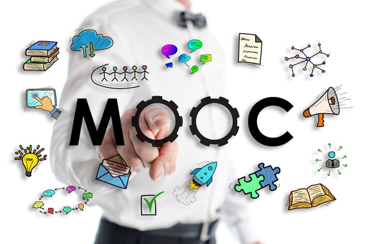 homme qui pointe une représentation schématisée du MOOC